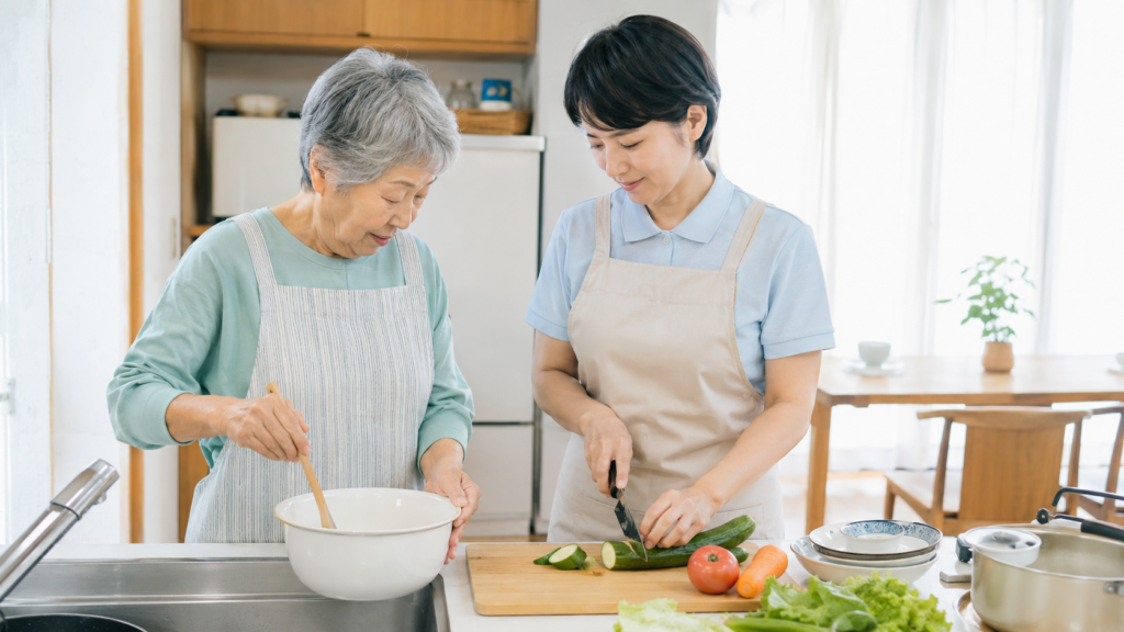 ヘルパーが利用者と一緒に台所で調理している場面